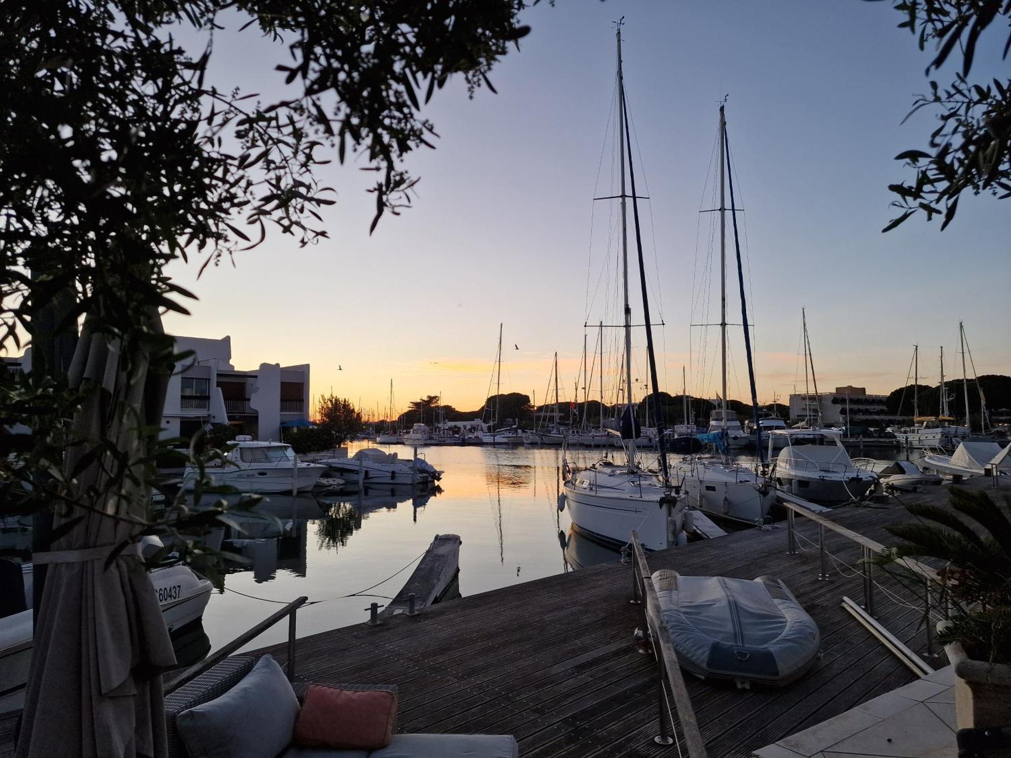 Marina Exceptionnelle - 8 Pers - 120 M2 Vue Mer - Suites Parentales - Cinema - Ponton Le Grau-du-Roi Bagian luar foto